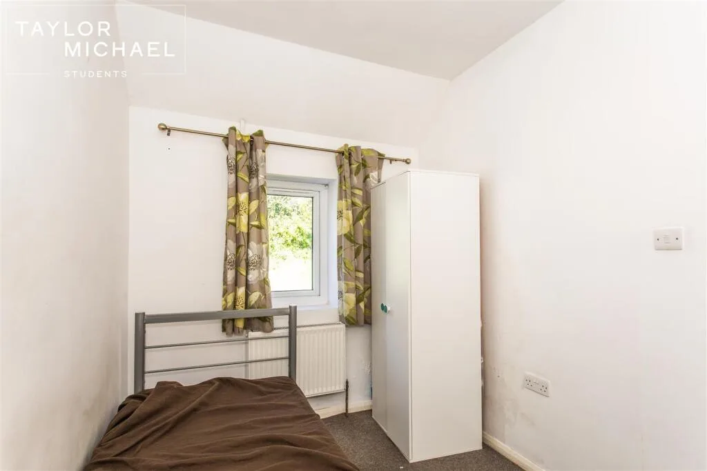 6 bedroom semi-detached house for rent