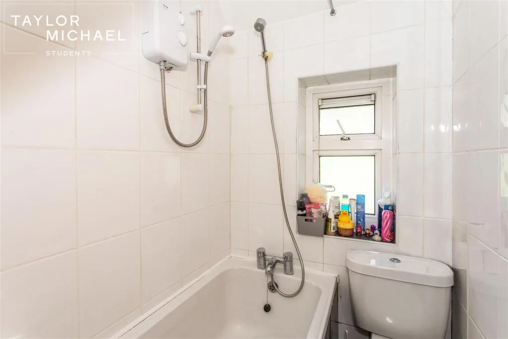 6 bedroom semi-detached house for rent