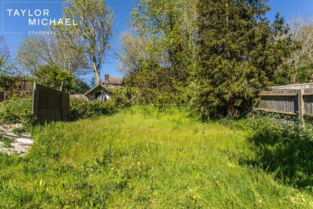6 bedroom semi-detached house for rent