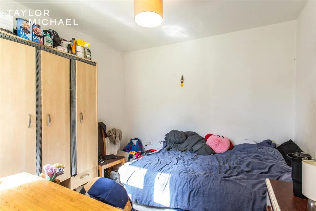 6 bedroom semi-detached house for rent