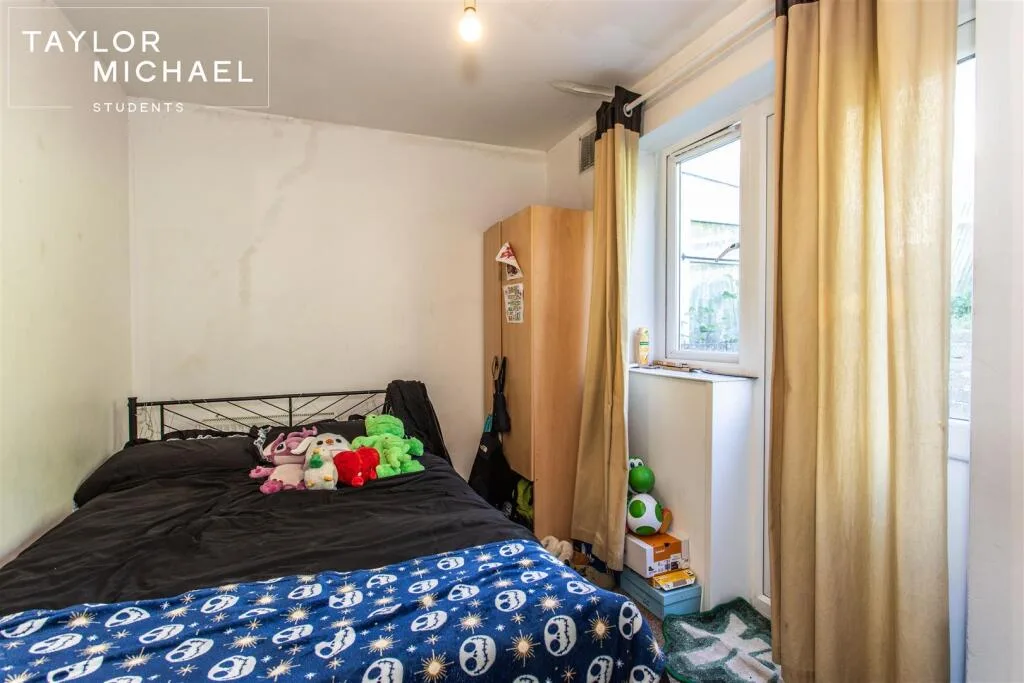 6 bedroom semi-detached house for rent