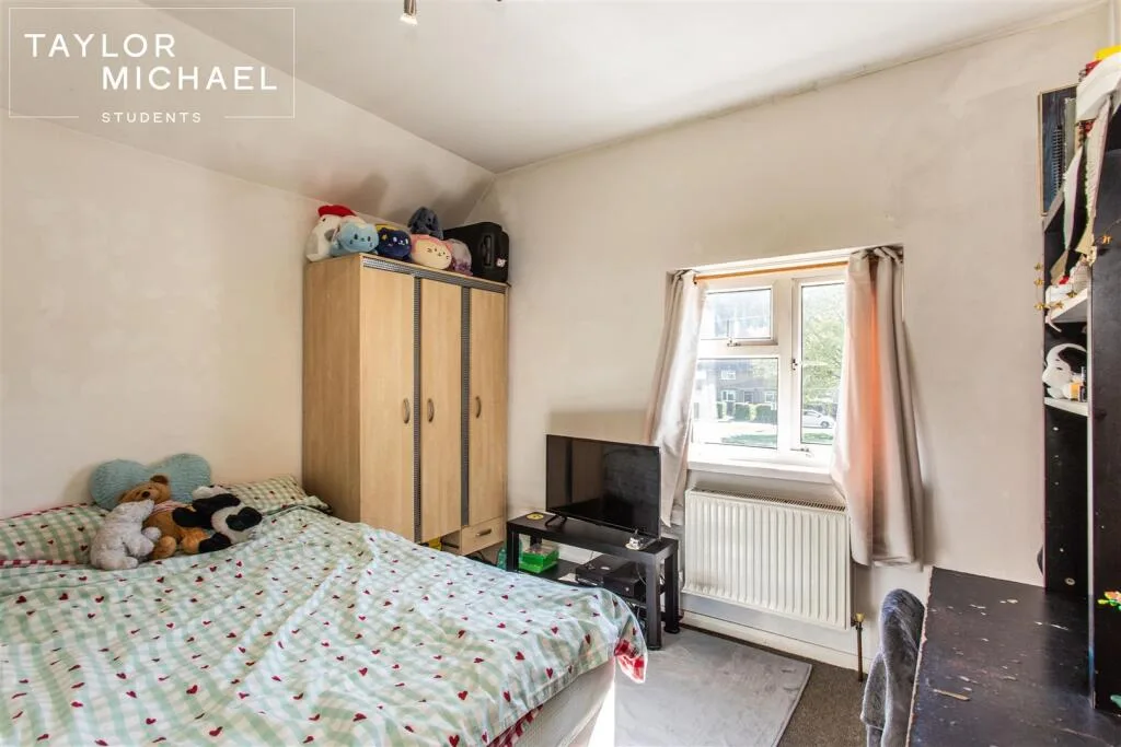 6 bedroom semi-detached house for rent