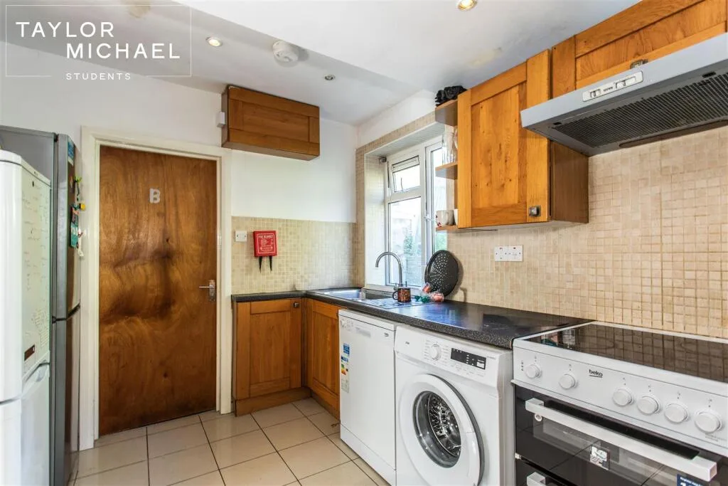 6 bedroom semi-detached house for rent