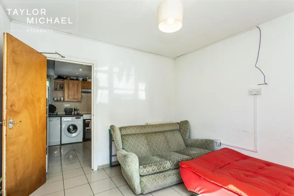 6 bedroom semi-detached house for rent