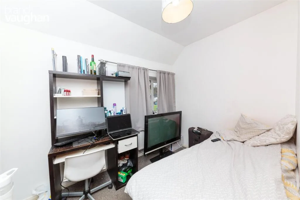 6 bedroom semi-detached house for rent