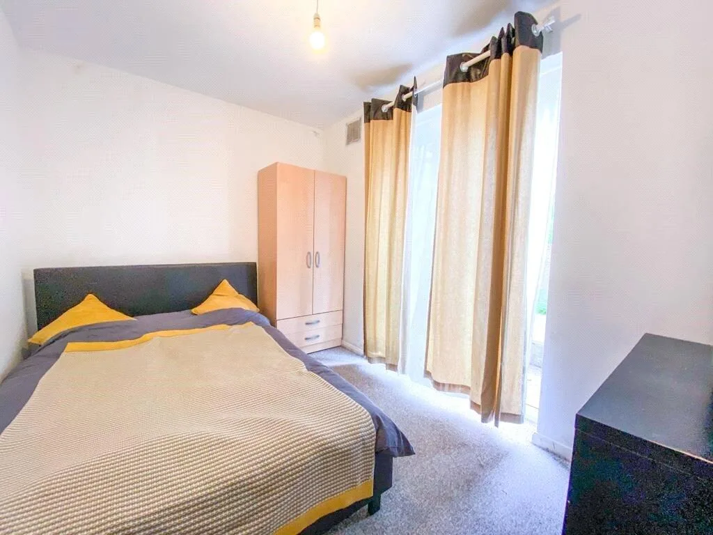 6 bedroom semi-detached house for rent