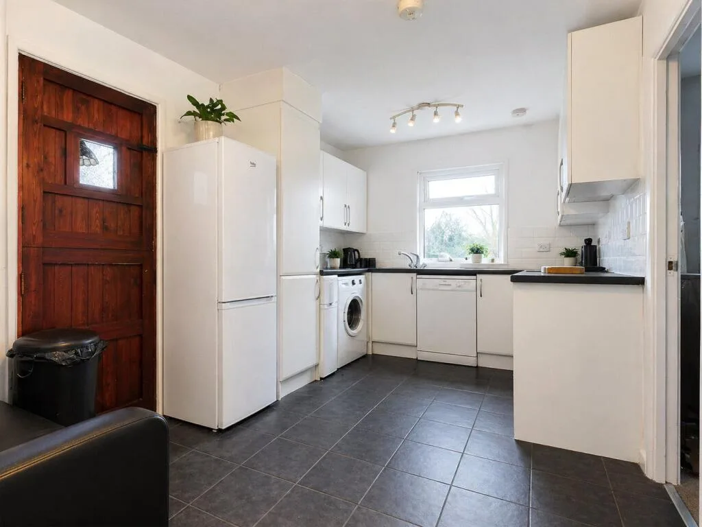 5 bedroom semi-detached house for rent