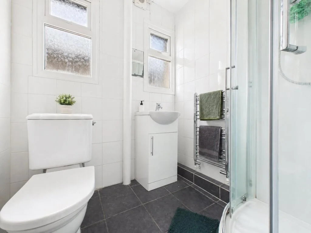 5 bedroom semi-detached house for rent