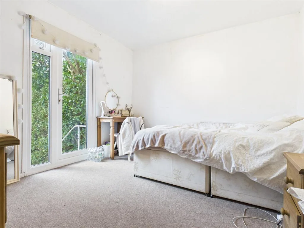 5 bedroom semi-detached house for rent