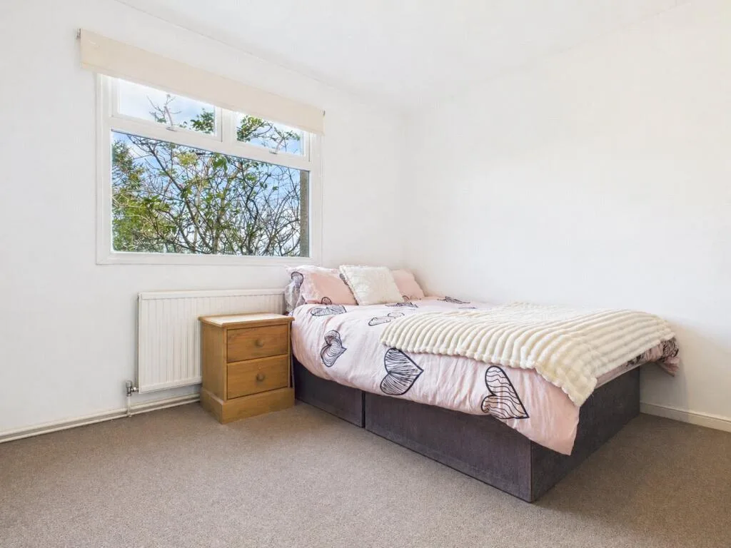 5 bedroom semi-detached house for rent