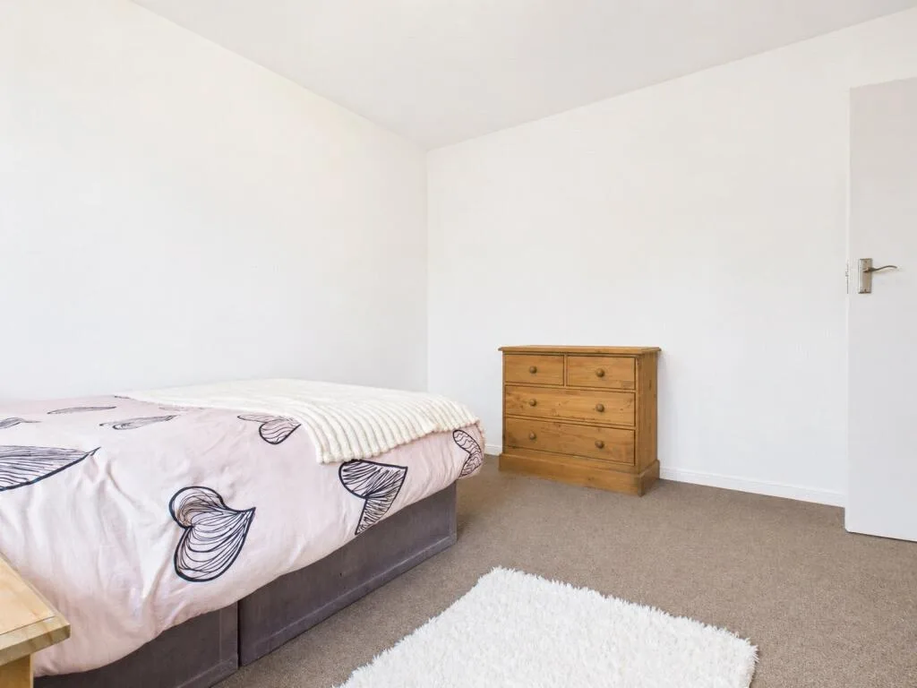 5 bedroom semi-detached house for rent