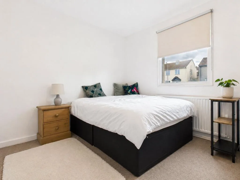 5 bedroom semi-detached house for rent