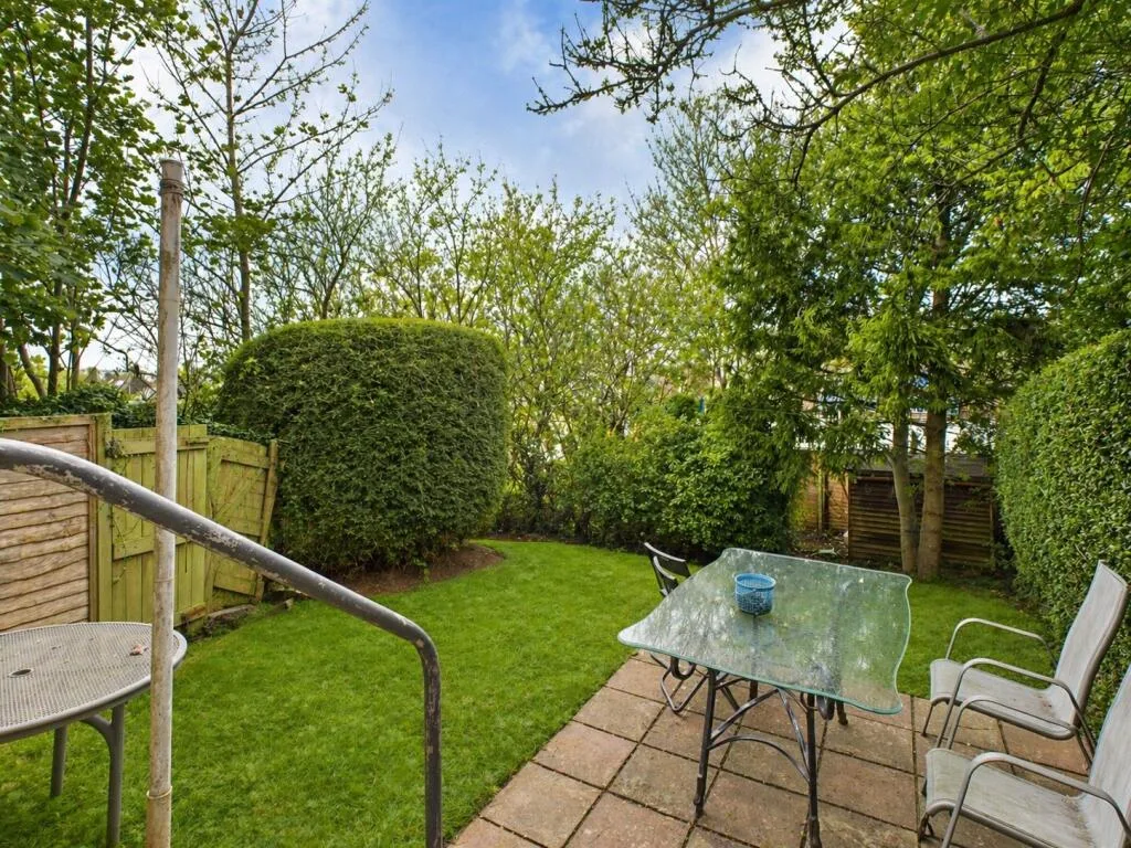 5 bedroom semi-detached house for rent
