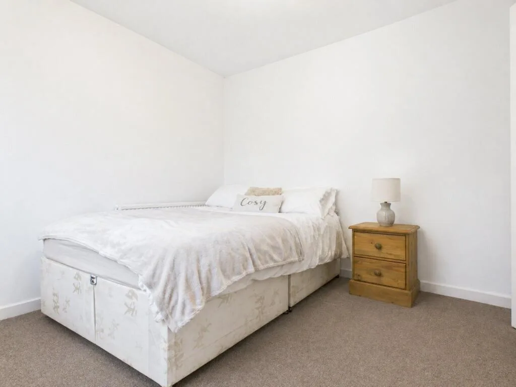 5 bedroom semi-detached house for rent