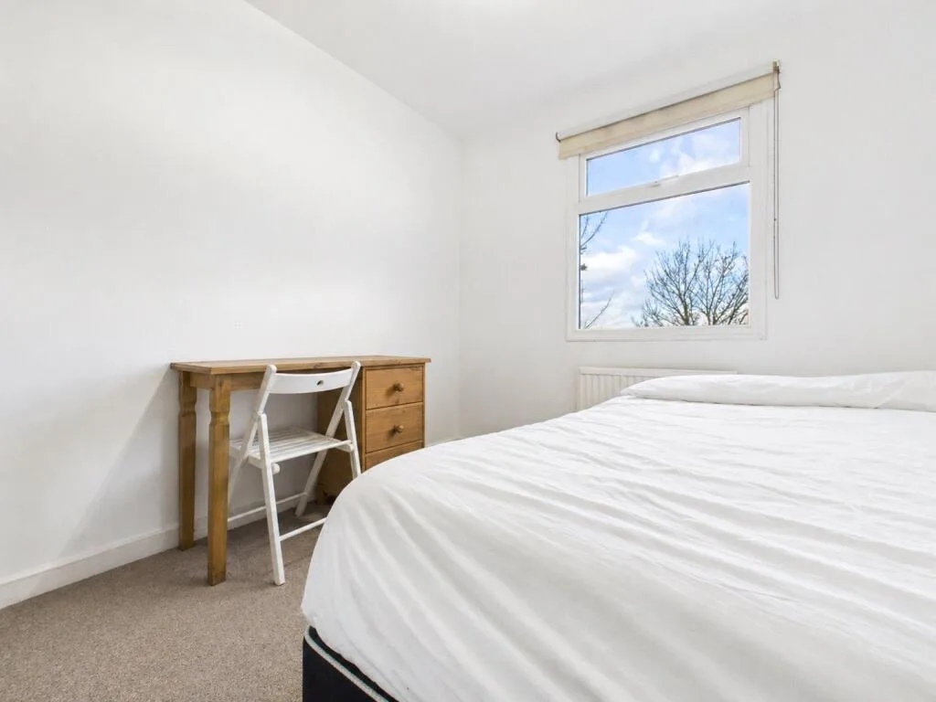 5 bedroom semi-detached house for rent