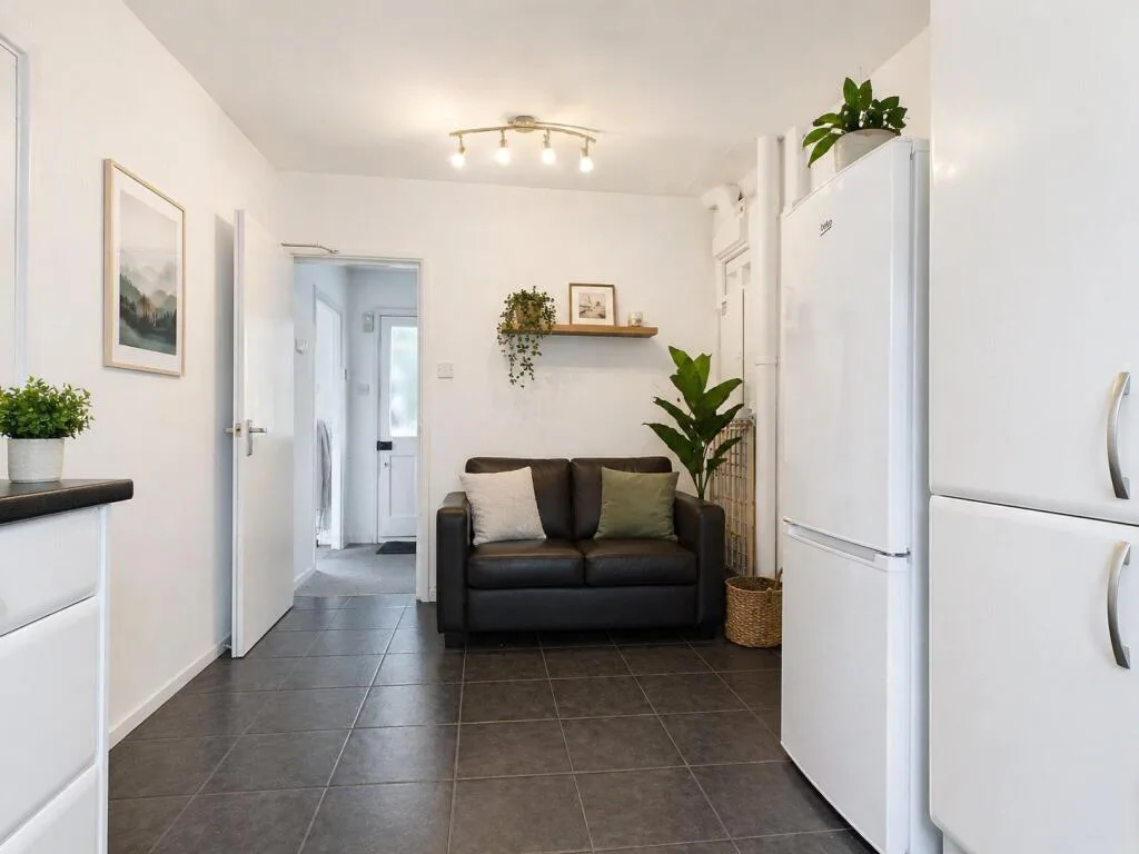 5 bedroom semi-detached house for rent