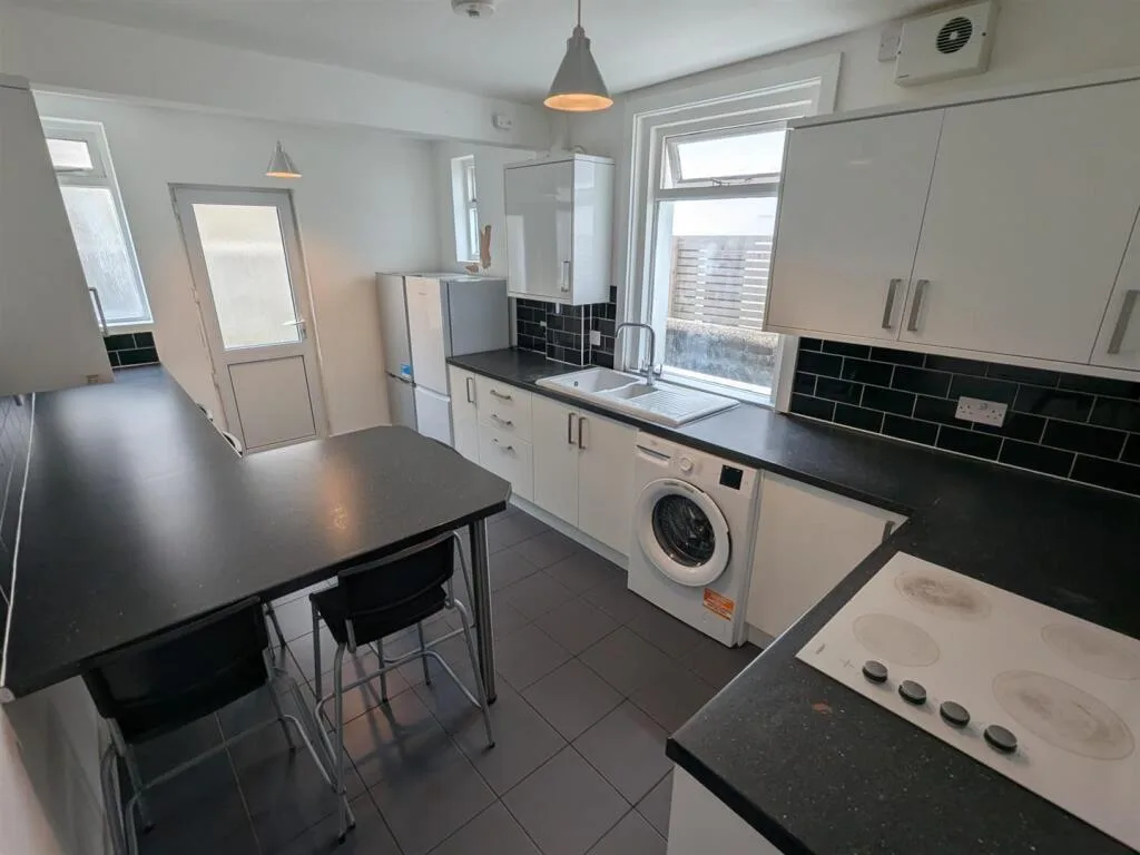 5 bedroom terraced house for rent