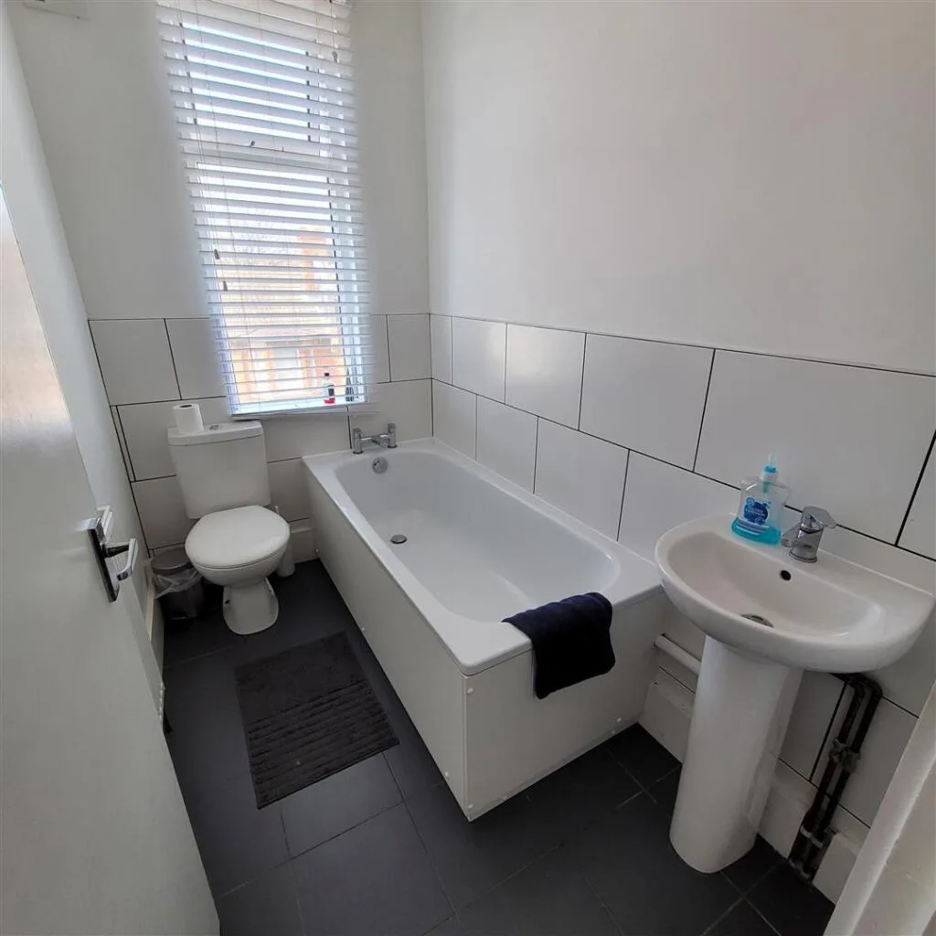 5 bedroom terraced house for rent