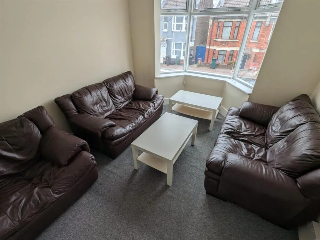 5 bedroom terraced house for rent