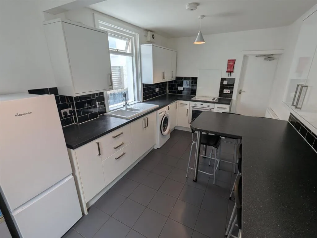 5 bedroom terraced house for rent