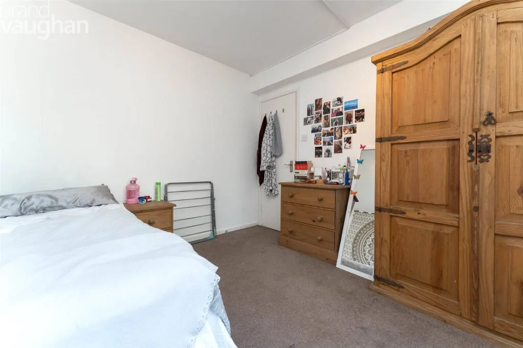 5 bedroom semi-detached house for rent