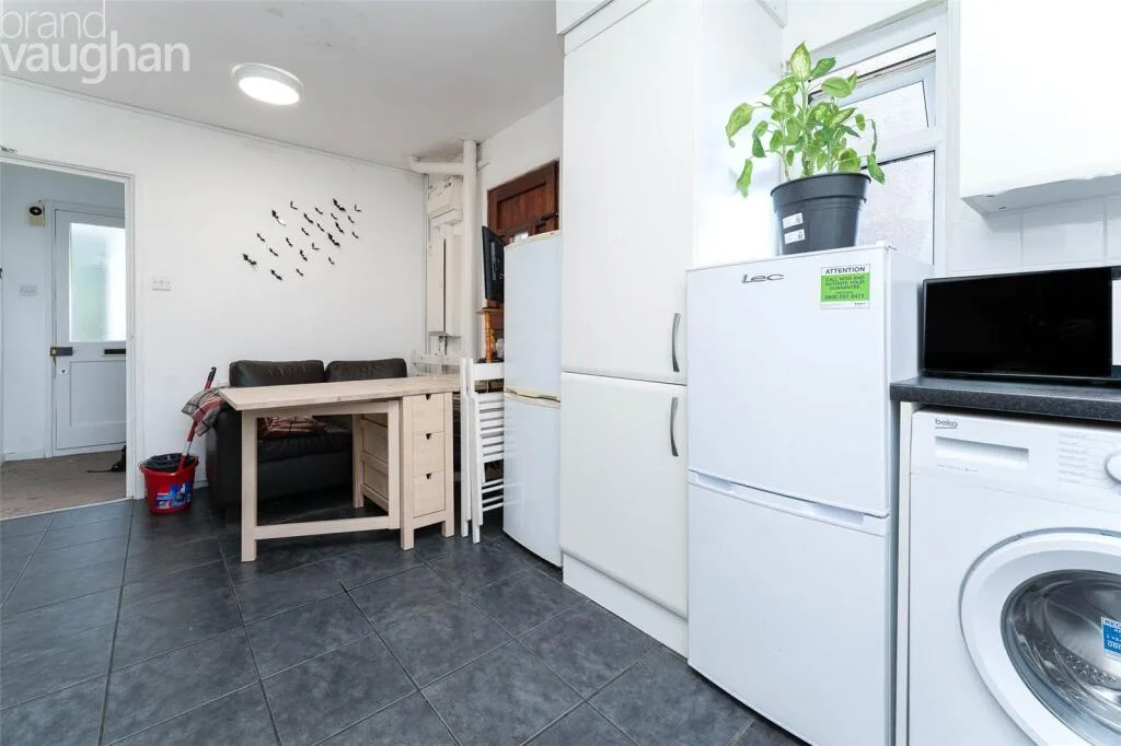 5 bedroom semi-detached house for rent