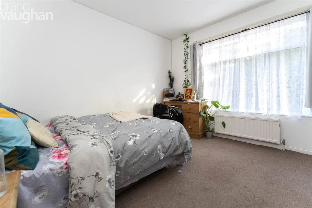 5 bedroom semi-detached house for rent