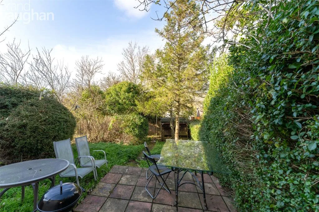 5 bedroom semi-detached house for rent