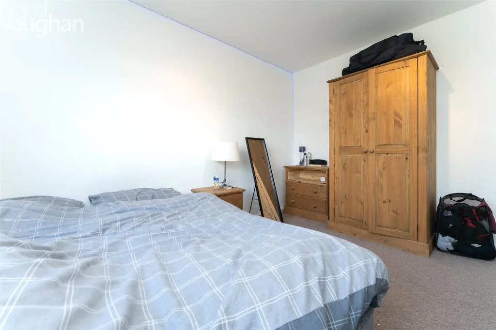 5 bedroom semi-detached house for rent