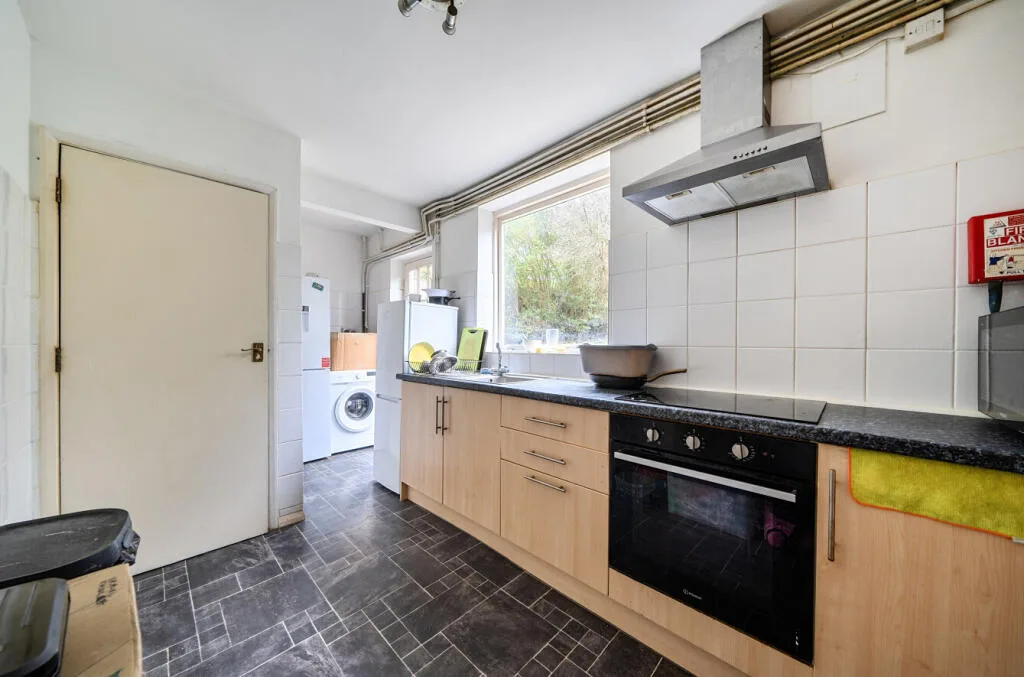5 bedroom semi-detached house for rent