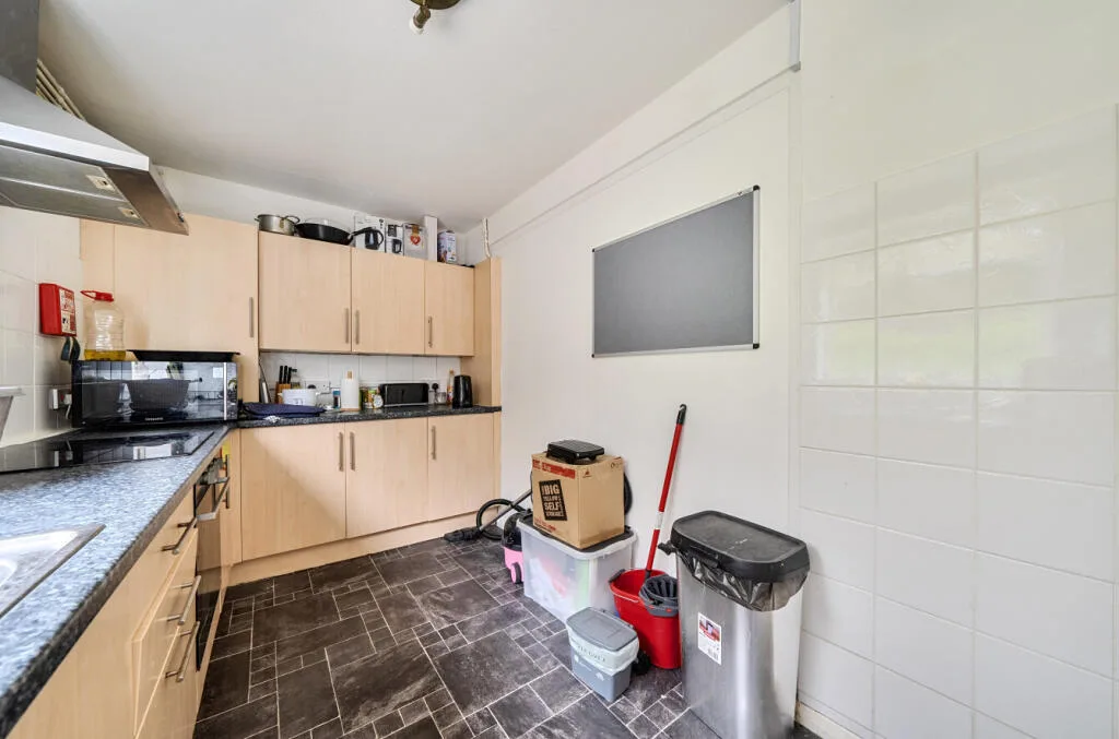 5 bedroom semi-detached house for rent