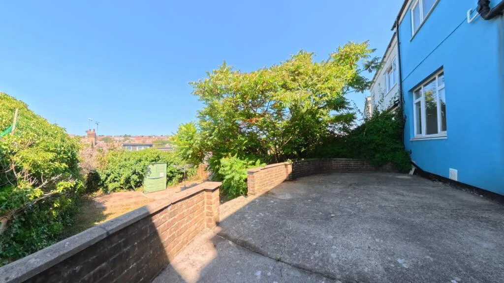 5 bedroom detached house for rent