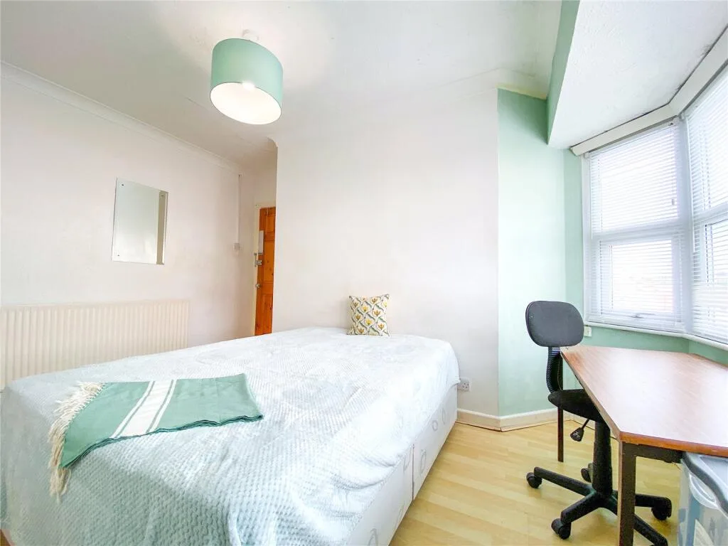 6 bedroom semi-detached house for rent