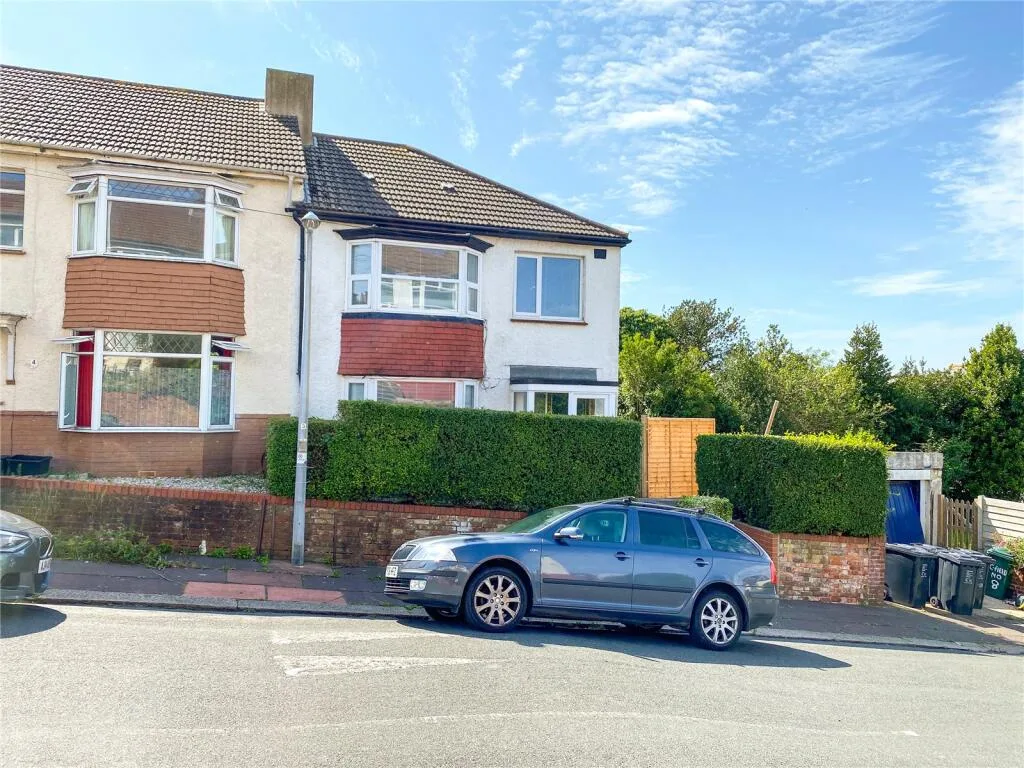 6 bedroom semi-detached house for rent