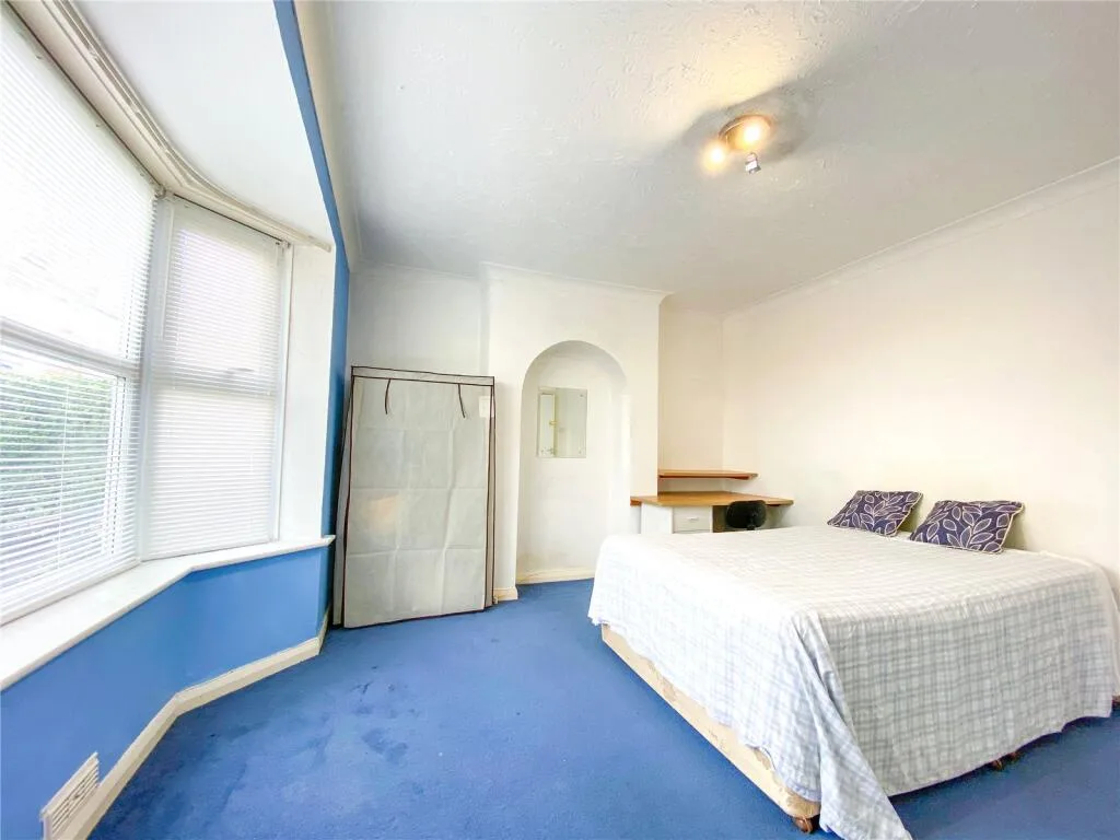 6 bedroom semi-detached house for rent