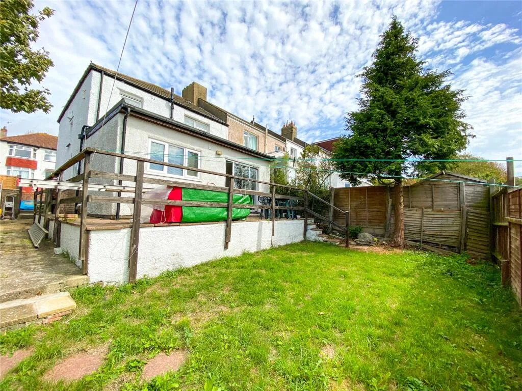 6 bedroom semi-detached house for rent