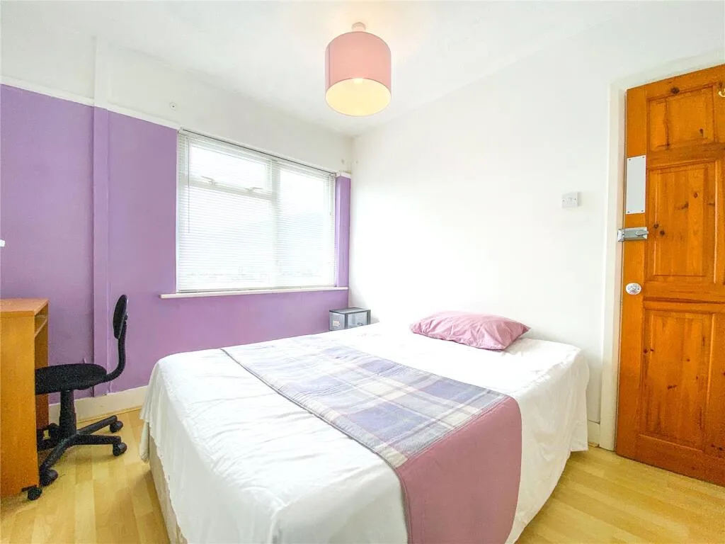 6 bedroom semi-detached house for rent
