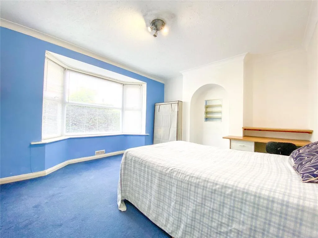 6 bedroom semi-detached house for rent