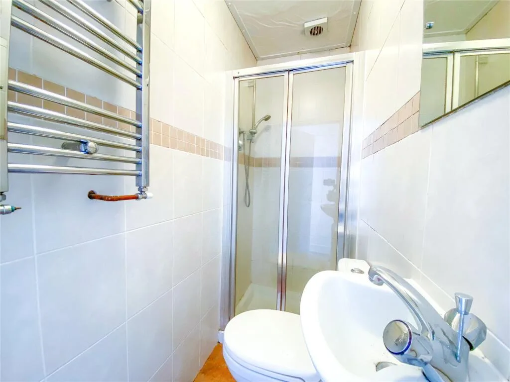 6 bedroom semi-detached house for rent