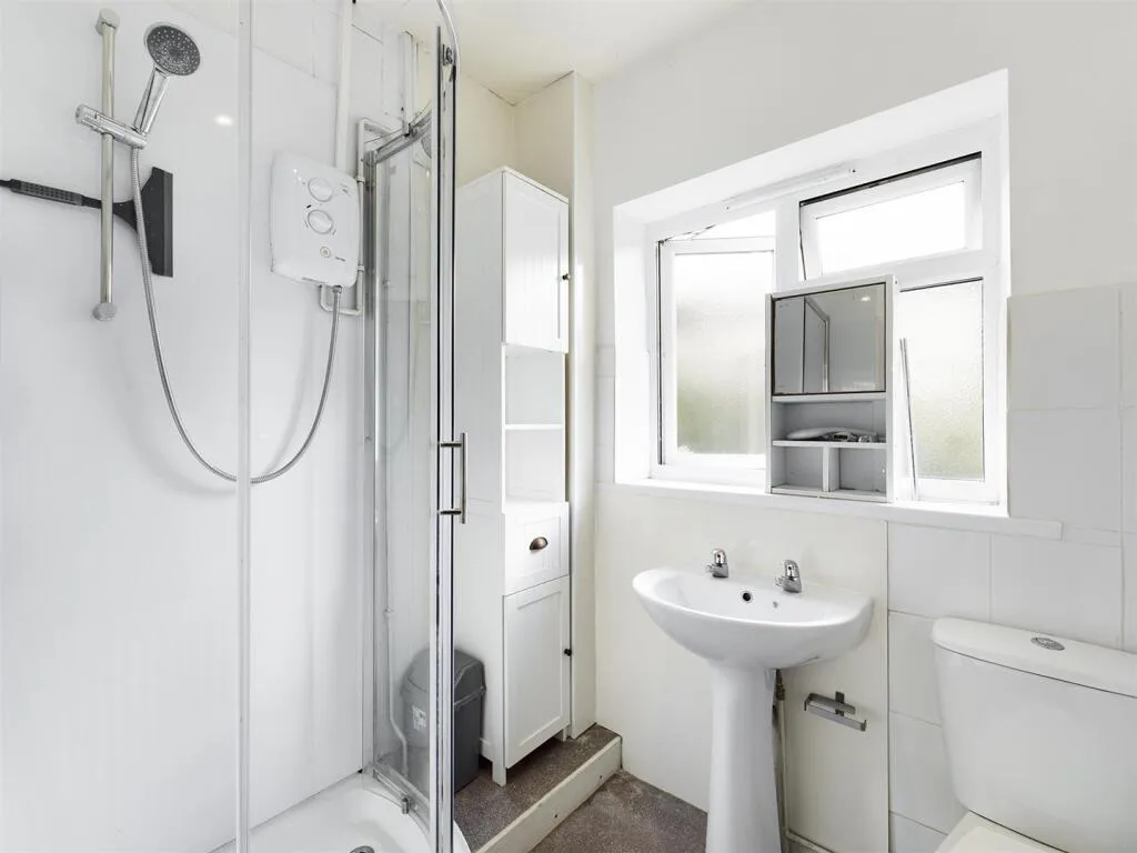 6 bedroom semi-detached house for rent