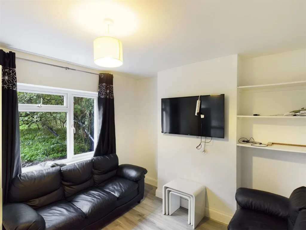 6 bedroom semi-detached house for rent