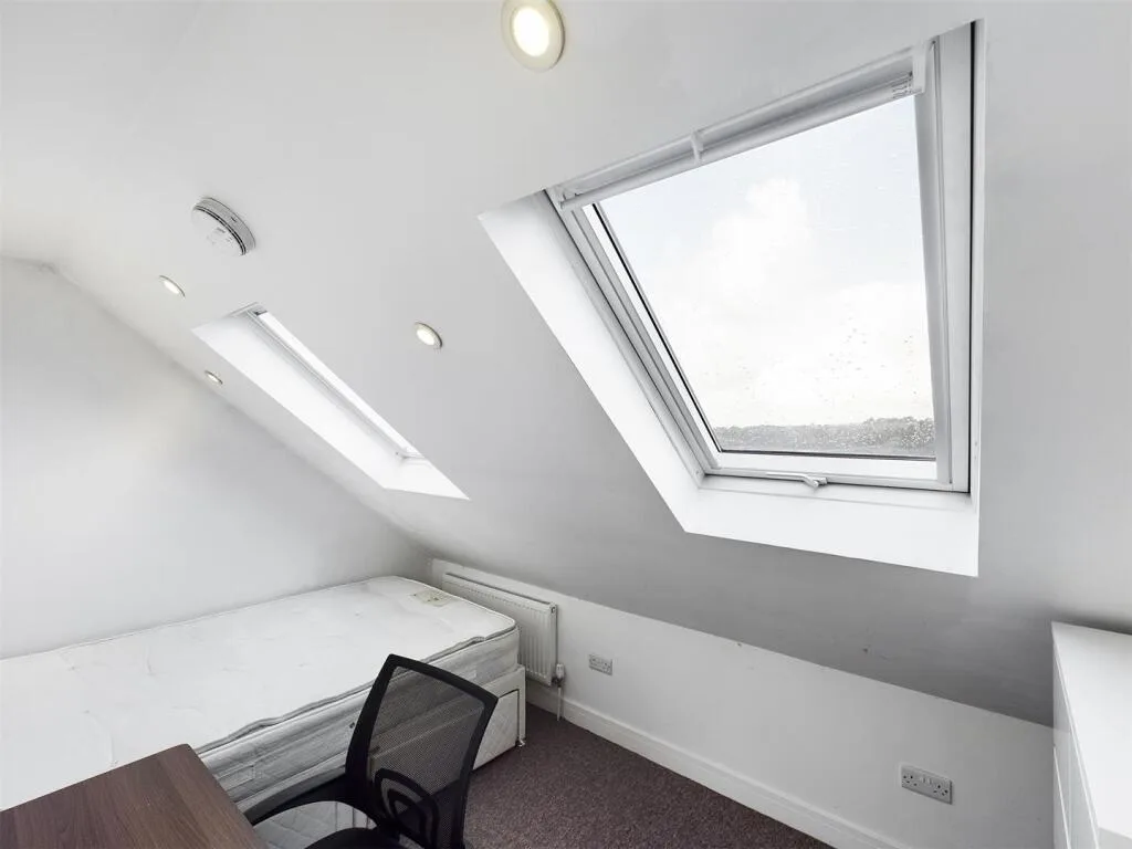 6 bedroom semi-detached house for rent
