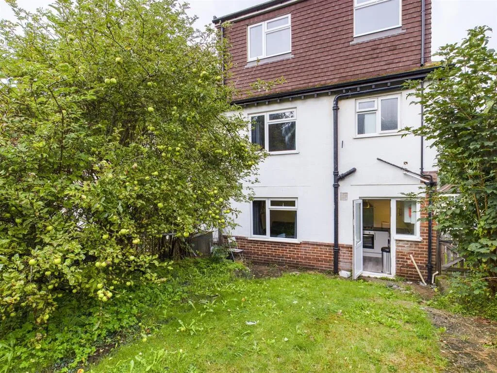 6 bedroom semi-detached house for rent