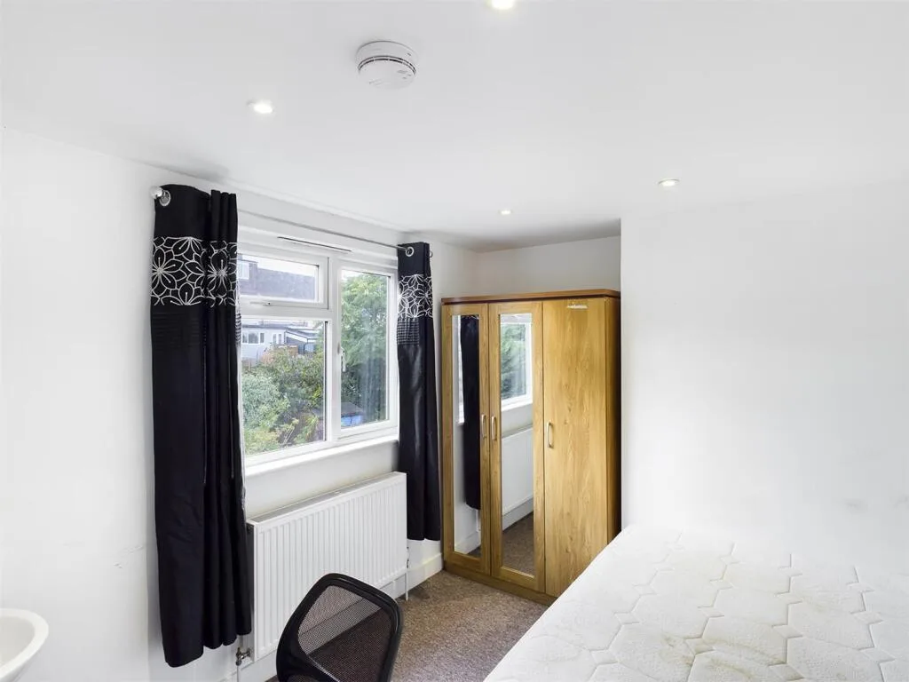 6 bedroom semi-detached house for rent