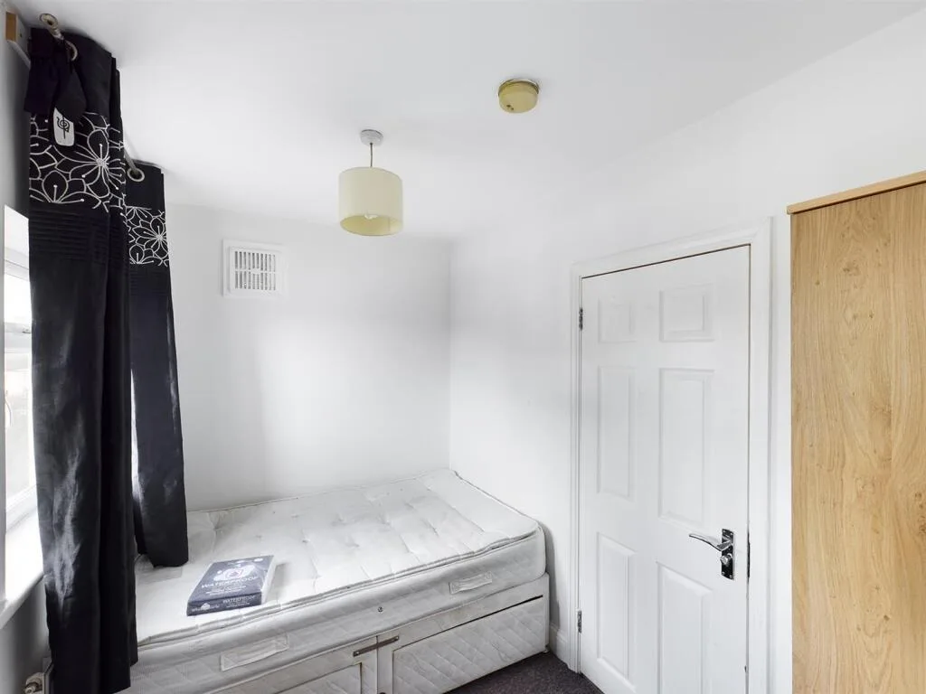 6 bedroom semi-detached house for rent