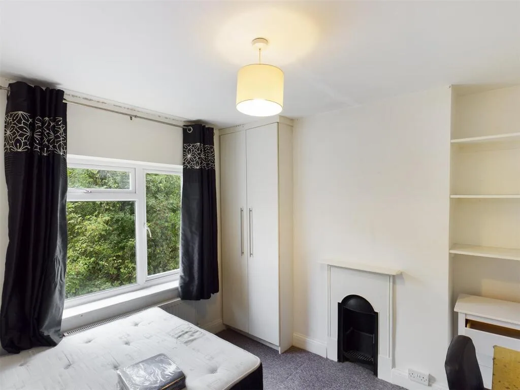 6 bedroom semi-detached house for rent