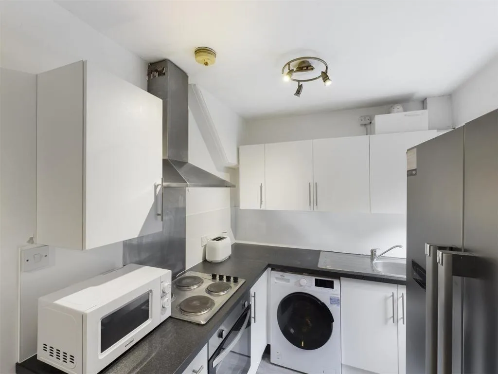 6 bedroom semi-detached house for rent