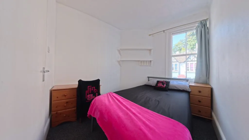 5 bedroom terraced house for rent