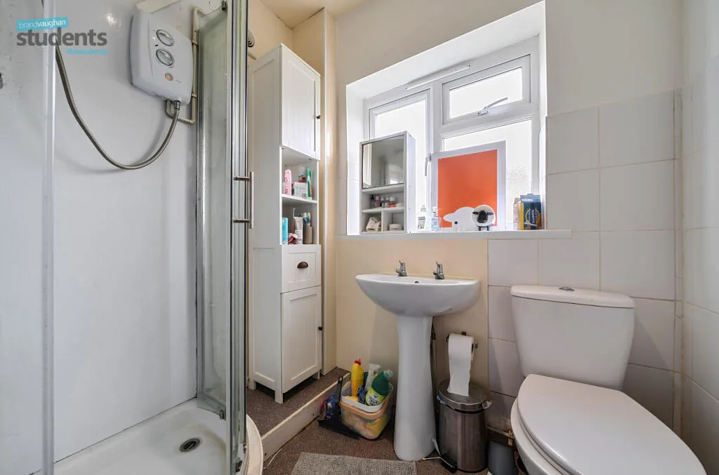 6 bedroom end of terrace house for rent