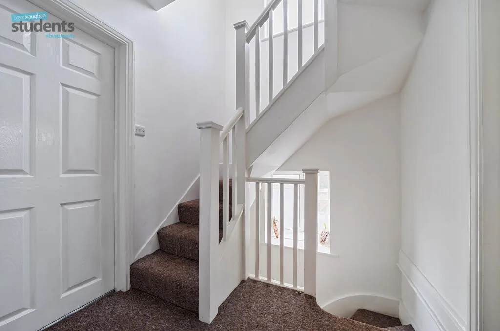 6 bedroom end of terrace house for rent